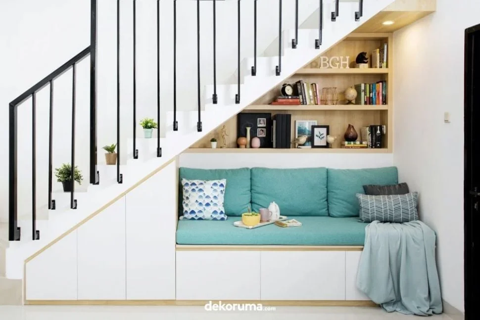 10 ide kreatif memanfaat ruang kosong bawah tangga