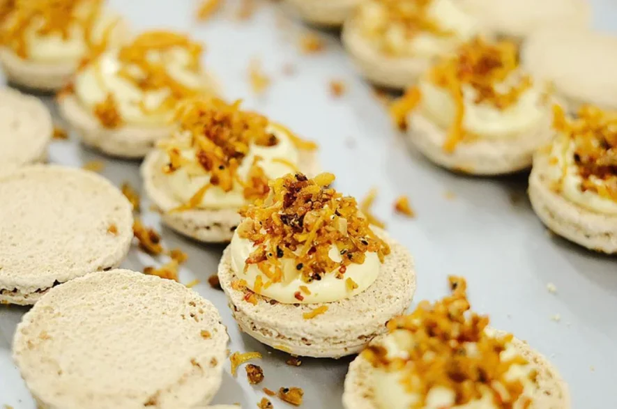 berikan contoh ide kreatif dalam memodifikasi makanan khas daerah