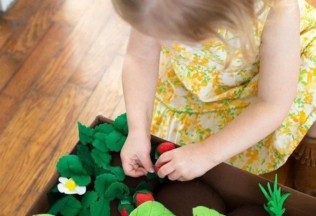 buku 25+ ide kreatif membuat mainan edukatif untuk anak