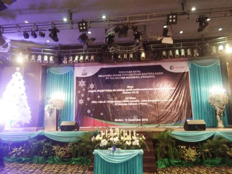 ide kreatif dekorasi panggung natal simple