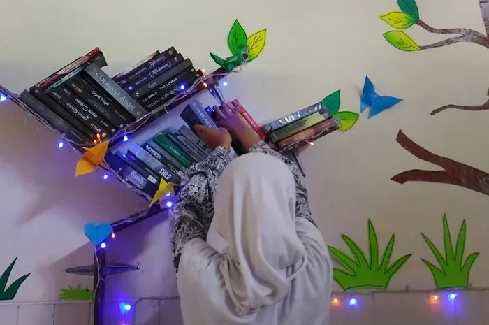 ide kreatif pembatas rak buku murah